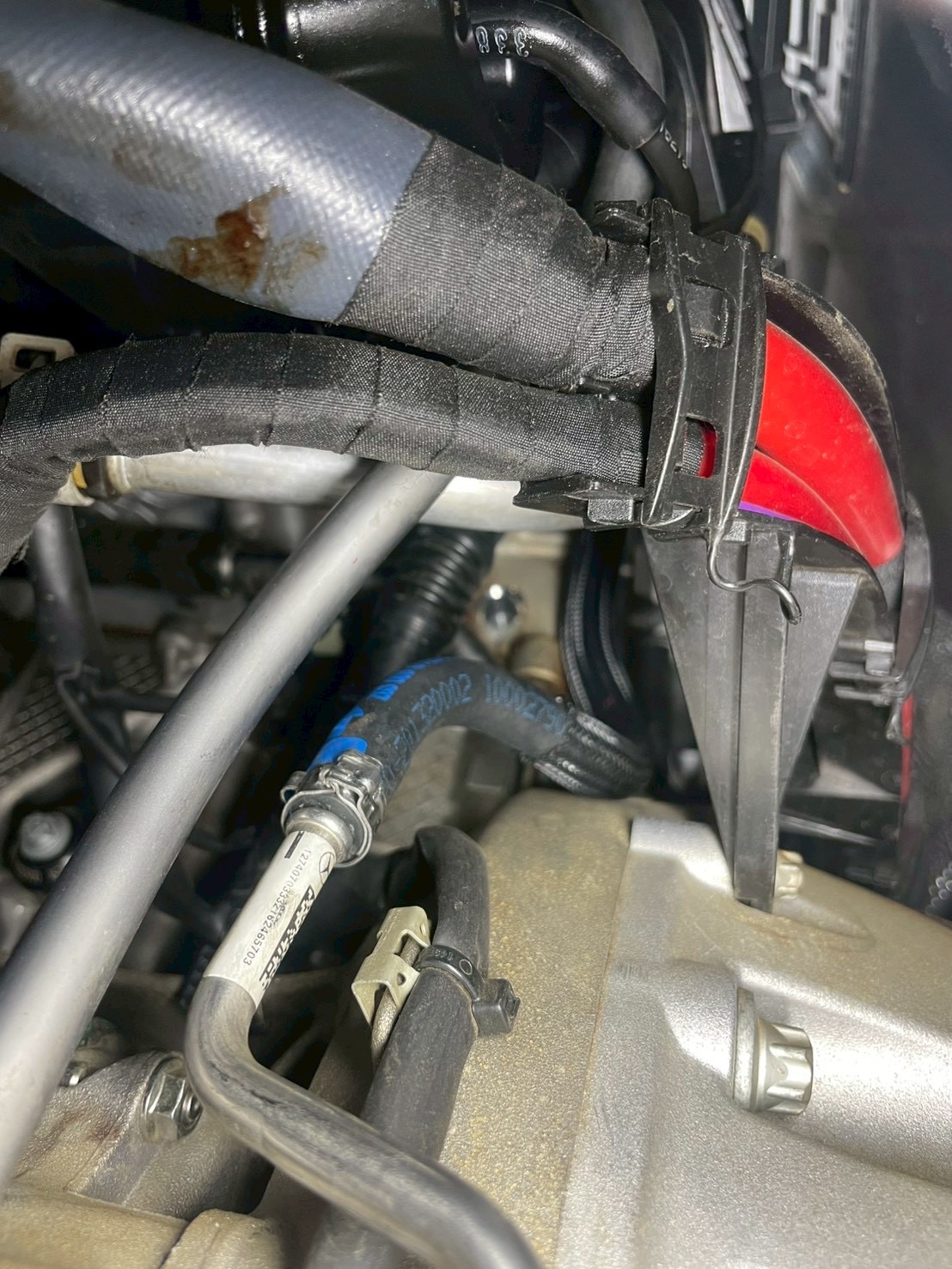 劣化した燃料ホース